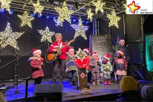 Kinderliedersängerin Karin Meier mit Kindern auf der Bühne.