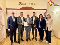 Vertreter der gpaNRW und Stadt mit dem Prüfbericht.