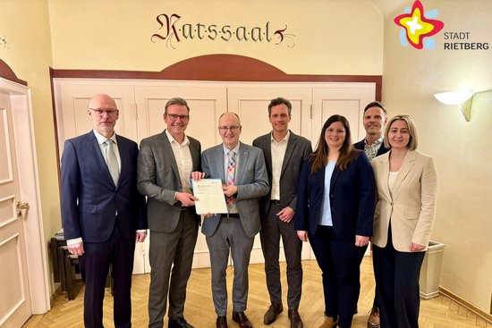 Vertreter der gpaNRW und Stadt mit dem Prüfbericht.