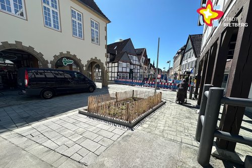 Das Foto zeigt eine neue gestaltete Kreuzung auf der Rathausstraße.