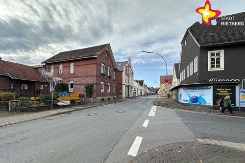Blick auf die Lange Straße in Neuenkirchen. Rechts und links sind Häuser zu sehen.