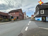 Blick auf die Lange Straße in Neuenkirchen. Rechts und links sind Häuser zu sehen.