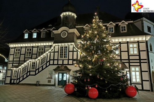 Der geschmückte große Weihnachtsbaum vor dem Rathaus.
