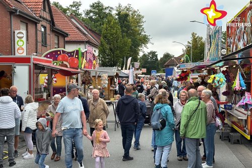 Ansicht Besucher des Jakobimarkts auf der Straße. Rechts und links Verkaufsstände.