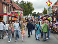 Ansicht Besucher des Jakobimarkts auf der Straße. Rechts und links Verkaufsstände.