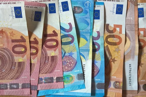 Das Bild zeigt Banknoten im Wert von 10, 20 und 50 Euro.