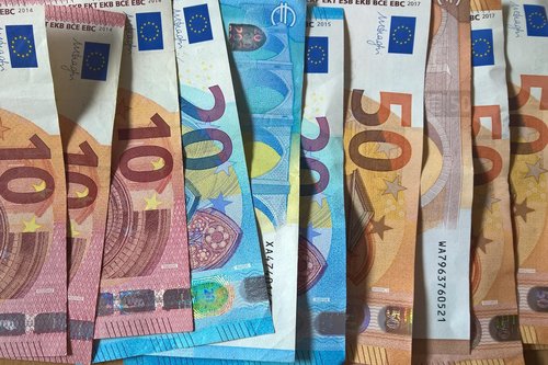 Das Foto zeigt Geldscheine im Wert von 10,20 und 50 Euro.