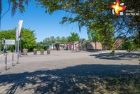 Der Platz vor dem Gartenschaupark-Eingang am Torfweg. Im Hintergrund ist das Kassenhäuschen zu sehen.