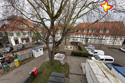 Blick von oben auf das Südtor. Links die Rathausstraße mit Rossmann, rechts ein Parkplatz. In der Mitte steht ein Baum.