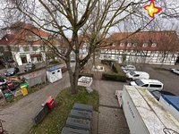 Blick von oben auf das Südtor. Links die Rathausstraße mit Rossmann, rechts ein Parkplatz. In der Mitte steht ein Baum.