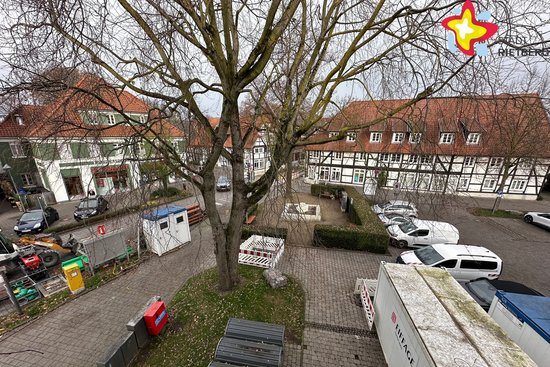 Blick von oben auf das Südtor. Links die Rathausstraße mit Rossmann, rechts ein Parkplatz. In der Mitte steht ein Baum.